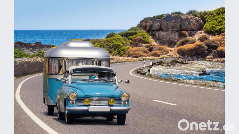 Wer die Anhängerkupplung regelmäßig pflegt, kann unbeschwert mit dem Wohnwagen in den Urlaub fahren. Bild: goldpix – stock.adobe.com