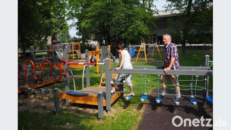 Einen kleinen Vorgeschmack auf die Trainingseinheiten im Stadtpark gibt es derzeit vor der Neunburger Stadthalle. Der geplante Mehrgenerationenpark im Stadtpark soll noch viel mehr bieten. Bild: bl