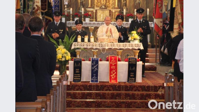 Pfarrer Thomas Thiermann segnete die Fahnenbänder. Bild: kro