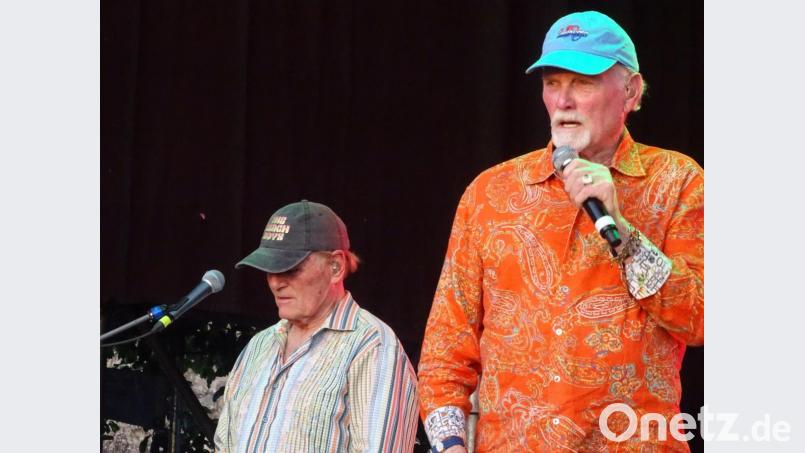 Die letzten zwei Dinosaurier vom kalifornischen Strand: Bruce Johnston (links) und Mike Love, die seit den Anfangstagen bei den Beach Boys spielen. Beide sind nicht weit vom 80. Geburtstag entfernt. Bild: Wolfgang Houschka