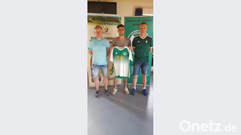 Maximilian Christl (Mitte) trägt künftig das Trikot des SV Mitterteich. Trainer Andreas Lang (links) und Sportlicher Leiter Rainer Fachtan freuen sich über den Coup. Bild: exb