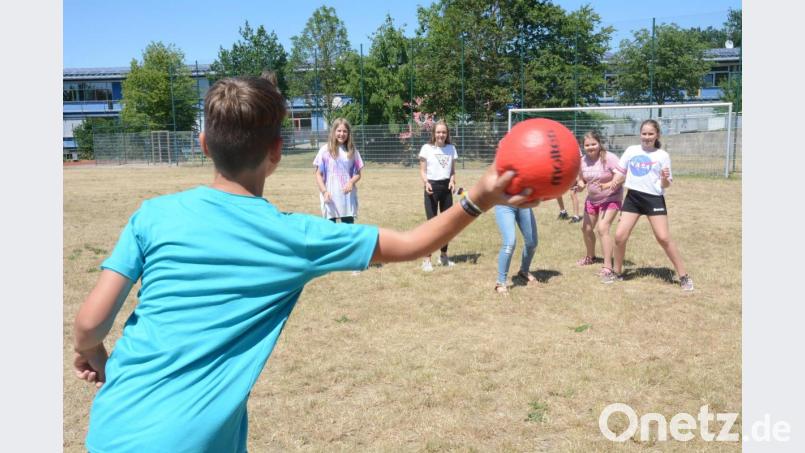 Auf geht&#039;s zum Völkerball: In der Lobkowitz-Realschule in Neustadt ist das Ballspiel eigentlich nicht mehr so gefragt, aber für Oberpfalz-Medien spielen die Schüler nochmal eine Runde. Bild: Gabi Schönberger