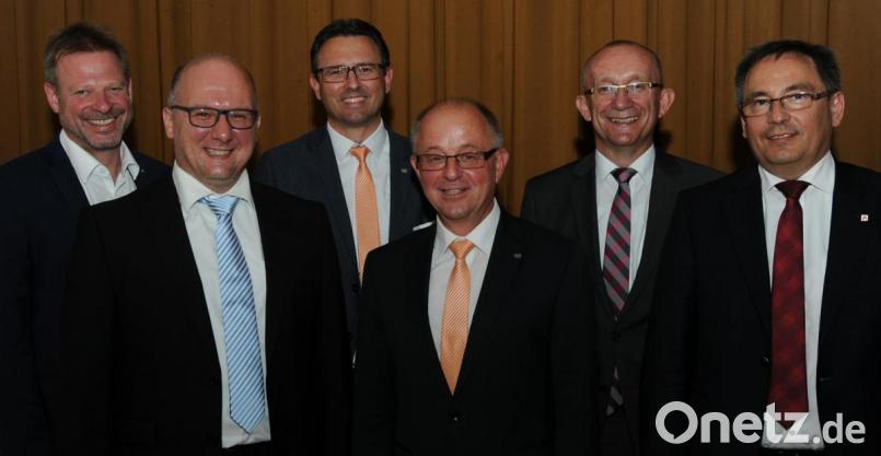 Liborius Gräßmann (rechts) schied turnusgemäß als Aufsichtsrat aus, wurde aber erneut in das Gremium gewählt. Im Bild die Aufsichtsräte und Vorstände (von links): Alwin Märkl, Dieter Kohl, Michael Hirmer, Norbert Waldhauser sowie Aufsichtsratsvorsitzender Martin Nagler. Bild: gfr