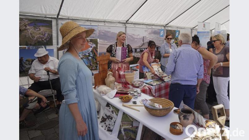 Besuch beim Nürnberger Hauptmarkt. Eine Abordnung aus dem Bärnauer Geschichtspark informierte die Besucher über ihr Wirken nahe der Tschechischen Grenze. Bild: exb