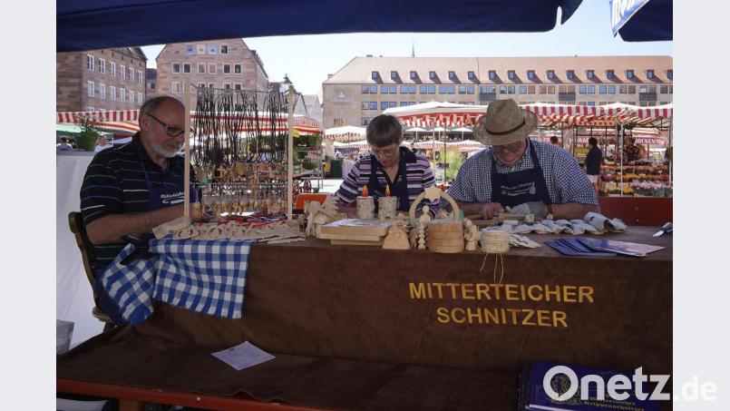Besuch beim Nürnberger Hauptmarkt. 6. Einblicke in ihre Handwerkskunst gaben die Mitterteicher Schnitzer. Bild: exb