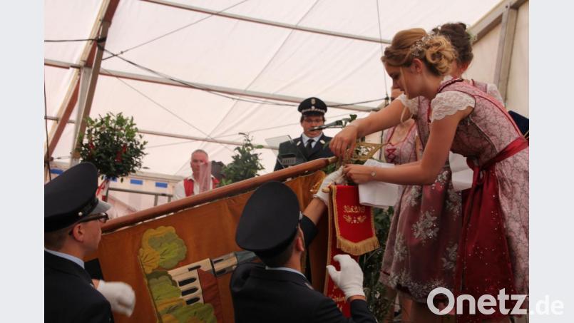 Festbraut Corinna Gleißner heftete die Fahnenbänder an. Bild: kro