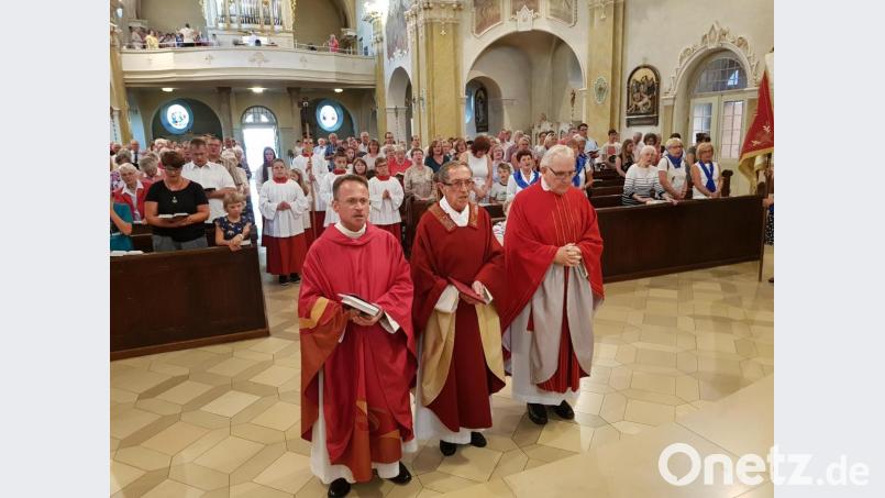 Zu Ehren des Jubilars Pfarrer Alois Scherm (Mitte) feierte die Pfarrgemeinde einen Dankgottesdienst. Dekan Alexander Hösl (links) und Ruhestandsgeistlicher Gerhard Dirscherl (rechts) zelebrierten den Festgottesdienst mit ihm. Bild: dob