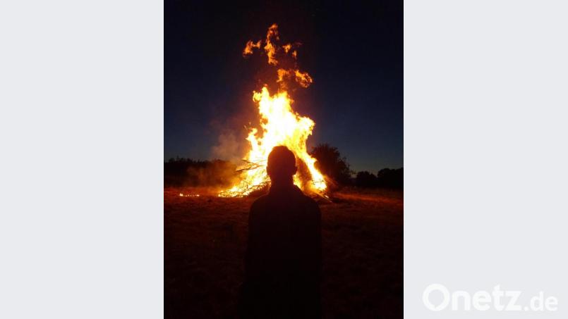Wohlige Wärme gab es vor dem Johannisfeuer der Pfadfinder Windischeschenbach am Nussberg. Bild: wrm