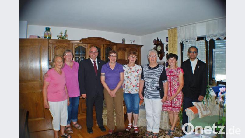 Zum 80. Geburtstag gratulierten Elfriede Hannawald-Fastner (3. v. rechts) Pfarrer George Parankimalil, Edeltraud Köstler, Lucia Stoll, Seniorenbeauftragte Beate Ott, Bürgermeister Klaus Meyer, Heidi Frank und Agnes Schöner vom OWV (von rechts) Bild: enz