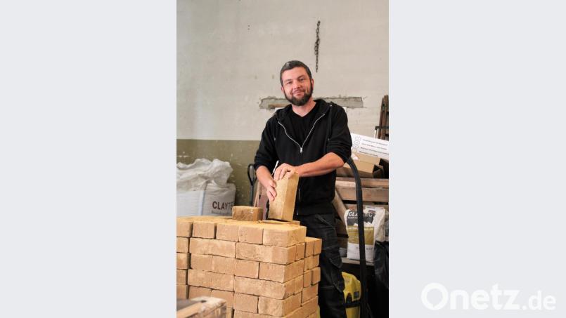 Wohlige Ofenwärme boomt, davon profitiert das Handwerk. Ofenbauer Wolfgang Altnöder beispielsweise baut hier mit Schamottsteinen. Bild: mvs