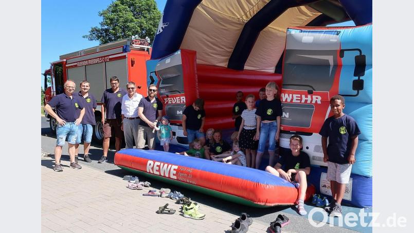 Zweiter Bürgermeister Oskar Schuster (Vierter von links) dankte beim Gartenfest der Feuerwehr den Mitgliedern für ihr großes Engagement. Kommandant Christian Bischof (links), Vorsitzender Jürgen Kraus (Dritter von links) und ihre Helfern hatten auch für die jüngsten Festbesucher einiges parat. Die Fahrten mit dem Feuerwehrauto und die Hüpfburg kamen besonders gut an. Bild: bsc
