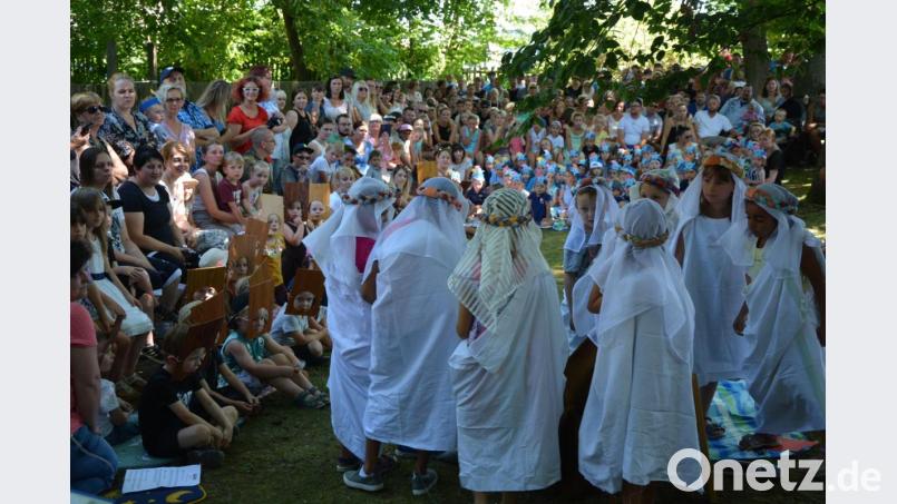 Vor einem großen Publikum zeigten in Mitterteich die Mädchen und Buben des Kinderhauses &quot;Die kleinen Hankerler&quot; das Spiel „Noah unter Regenbogen“. Bild: jr
