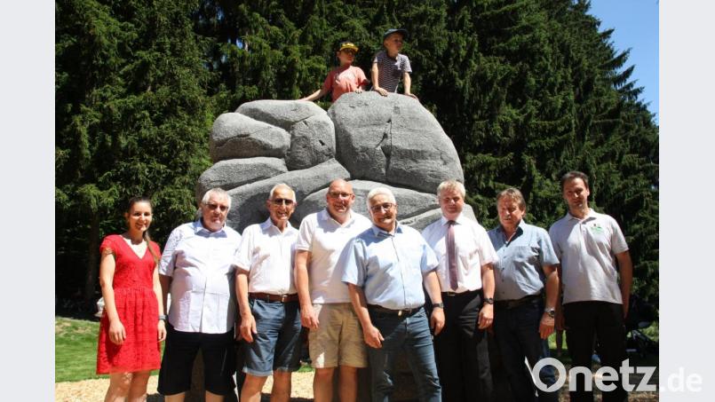 Sie sind vom Resultat überzeugt (von links): Jennifer Mayer von der Firma KaGo &amp; Hammerschmidt, Albert Wildenauer von Wildenauer Transporte, Bürgermeister Heinz Dreher, Oberbürgermeister Oliver Weigel, Stefan Kolb, Sachgebietsleiter bei der Stadt, Herbert Hubert von der Sparkassenstiftung der Sparkasse Hochfranken, Albert Vollath vom Ingenieurbüro für Tiefbautechnik Wolf und Zwick und Pierre Roscher von der Roscher Spielplatzplanung. Bild: fph