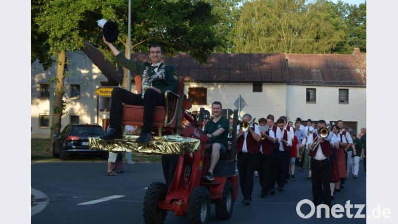 Auf dem Thron sitzend wurde der neue Gauschützenkönig Stefan Ernstberger durch Hundsbach gefahren. Bild: jr