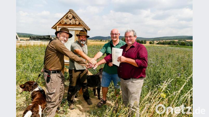 Landwirt Manfred Beer übergibt die Patenurkunde an Franz Winter (Schützengesellschaft Nabtal Wölsendorf, von rechts) sowie die Jäger Robert Braun und Rudi Lehner. Bild: Hösamer