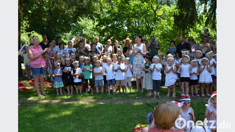 Sterntaler-Gruppe (links) beim Sommerfest auf der krabbelnden Wiese. Bild: gi
