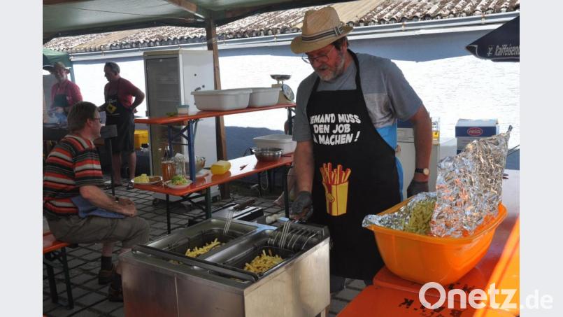 Johann Wiesent frittierte mit seiner Ehefrau Claudia über den Tag verteilt 70 Kilogramm Pommes. Passend dazu der Aufdruck auf Wiesent‘s Schürze: „Jemand muss den Job ja machen.“ Bild: dob