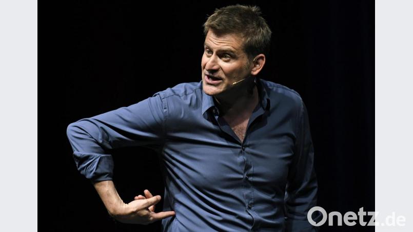 Er ist der Mann der großen Gesten und großen Worte: Michael Altinger holte im Musikomm den Auftritt nach, den er im Dezember wegen einer Stimmbandentzündung hatte absagen müssen. Bild: Petra Hartl