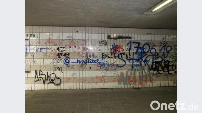 Die besprühte Wand der Bahnhofsunterführung. Bild: piam