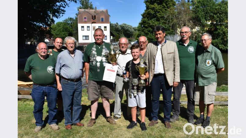 Walter Rimkus (Vierter von links) und Fabian Kohl (Sechster von links) wird bei der Königsproklamation des Fischereivereins die Königswürde zuteil. Bild: rgr