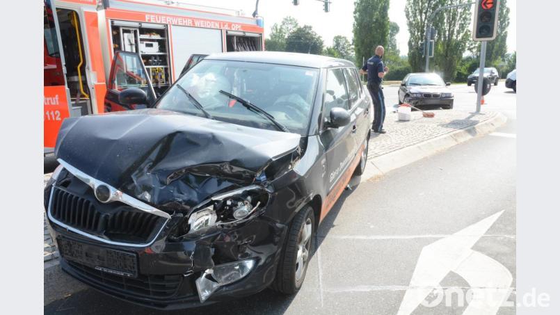 Eine Person wurde bei einem Verkehrsunfall an der "Schirmitzer Kreuzung" am Montagvormittag verletzt. Bild: Gabi Schönberger