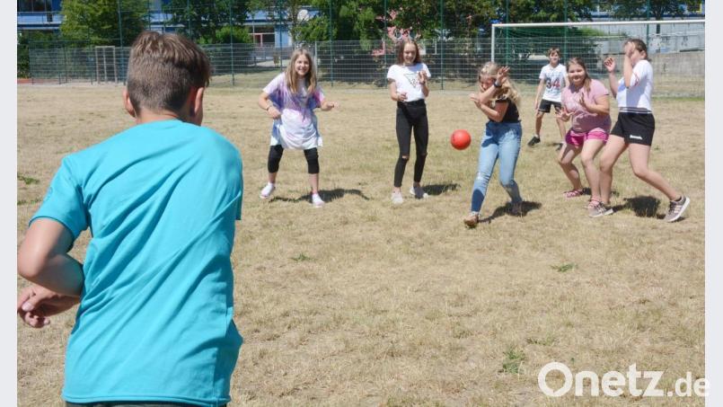 Auf geht&#039;s zum Völkerball: In der Lobkowitz-Realschule in Neustadt ist das Ballspiel eigentlich nicht mehr so gefragt, aber für Oberpfalz-Medien spielen die Schüler nochmal eine Runde. Bild: Gabi Schönberger
