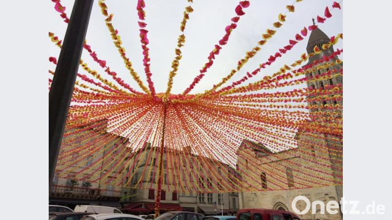 Noch wenige Tage bis zur 100. Félibrée, dem großen Fest der okzitanischen Sprache und Kultur, in Périgueux: Ambergs Partnerstadt hat sich festlich herausgeputzt. Überall hängen Girlanden, so auch am Platz an der Kathedrale St. Front. Bild: Catherine Gorse