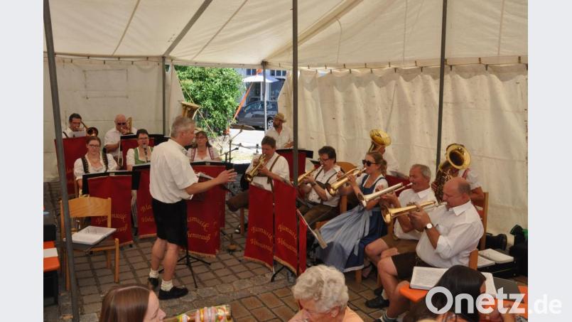 Die Vohenstraußer Blasmusik unter der Leitung von Johannes Gruber spielte zünftig auf. Bild: dob