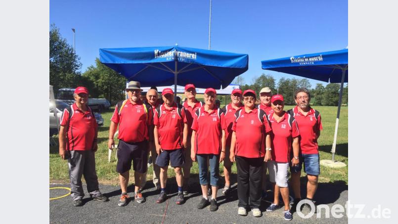 Mit drei Mannschaften tritt der Ausrichter VSV Kemnath bei den Bezirksmeisterschaften in Petanque Triplette an. Dabei belegt das zweite Team den zweiten Platz. Bild: jzk