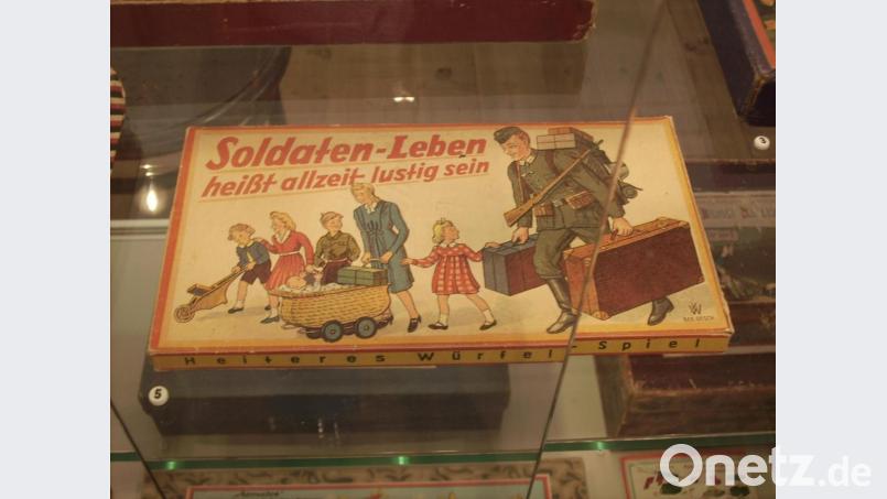 Das kam dabei heraus, wenn man die deutschen Kinder &quot;Feldgrau&quot; durch die rosarote Brille betrachten ließ. Beim Kampf ums Überleben im Schützengraben blieb von der spielerisch anerzogenen Lustigkeit bald nichts mehr übrig. Die Ausstellung über &quot;Böses Spielzeug&quot; im Kemnather Museum ist noch bis 28. Juli zu besichtigen. Bild: bjp Bild: bjp