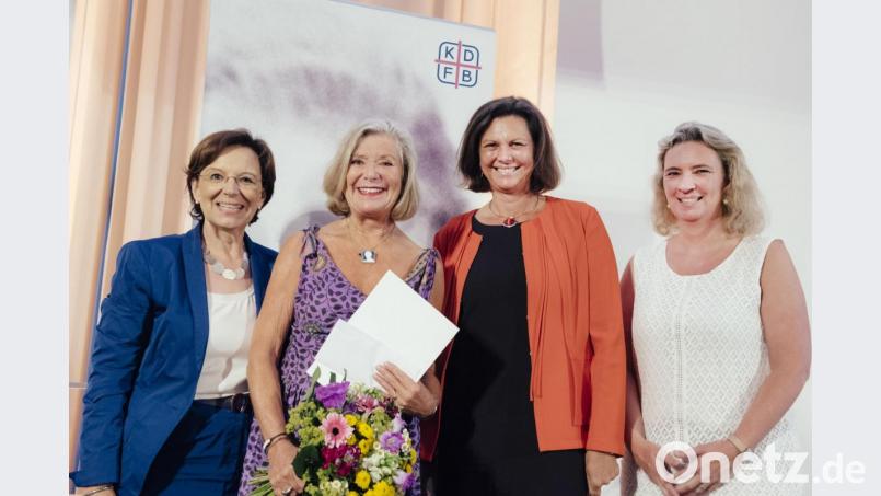 Die Hauptpreisträgerin Jutta Speidel (Zweite von links) war von Sozialministerin Kerstin Schreyer (rechts) vorgeschlagen worden. Sie erhielt die Ellen-Ammann-Kamee von der KDFB-Landesvorsitzenden Emilie Müller (links) und Landtagspräsidentin Ilse Aigner (Zweite von rechts). Bild: KDFB, Bardehle