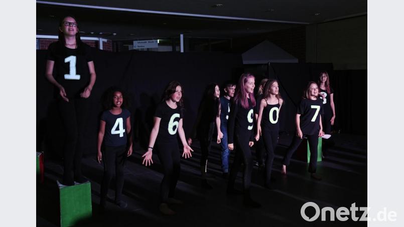Die Königin hat ihr Lachen verloren. Wie sie dennoch glücklich werden kann, zeigt die Theatergruppe der Franz-Xaver-von-Schönwerth-Realschule in dem Stück „Das Glück ist barfuß“. Bild: Petra Hartl