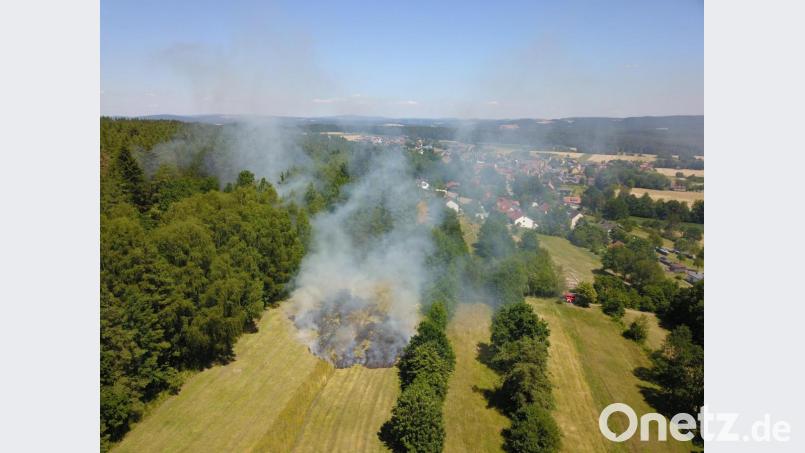 Rauch über Neudorf bei Luhe: Am Dienstagnachmittag brennt ein Feld. Die Feuerwehr ist schnell zur Stelle. Bild: exb/Franz Hüttner