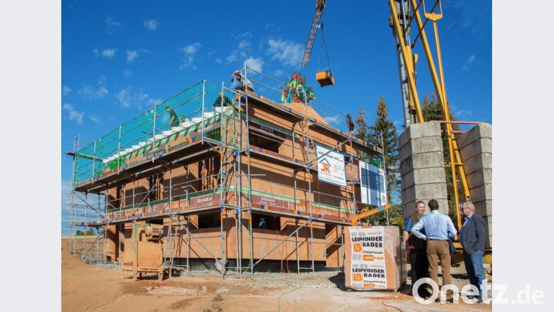 Bei der Josef Reger Bau GmbH dürfen Azubis alle drei Jahre ein &quot;Lehrlingshaus&quot; errichten und so frühzeitig Verantwortung übernehmen. Das Gebäude im Bild entstand 2015 in Kohlberg, Landkreis Neustadt/WN. Bild: Reger Bau