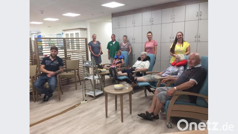 Florian Kreisel (links) und seine Mitarbeiter begrüßen Stephanie Baier (Zweite von links), Quartiersmanagerin von Leben plus, Seniorenbeauftragten Franz Schwemmer (rechts) und die Senioren zum Filmnachmittag. Bild: jzk