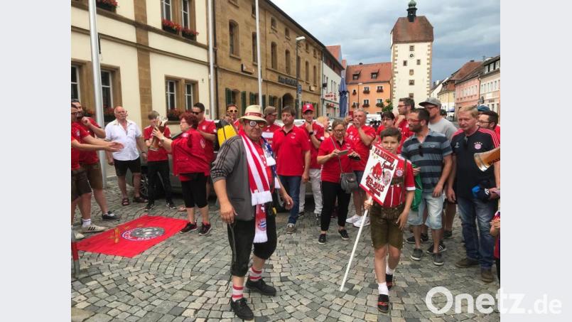 Der Fanclub Die Kaisertreuen huldigt in Vilseck dem Double-Gewinner FC Bayern München. Bild: exb