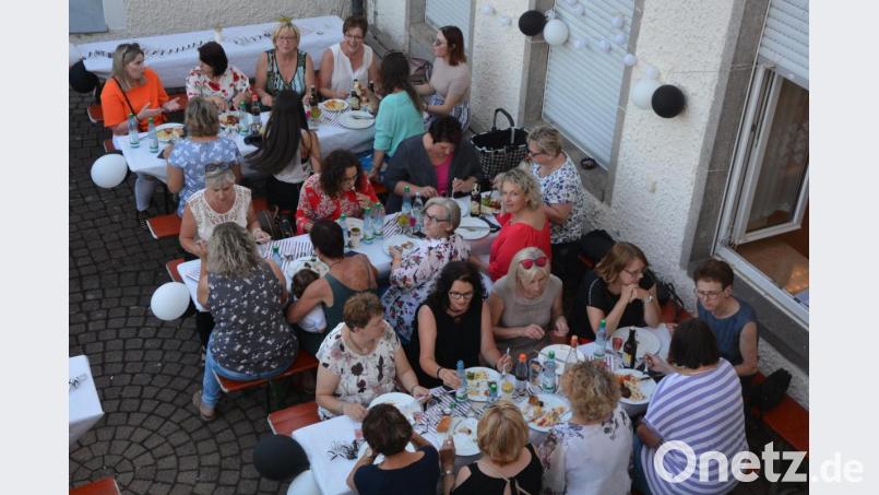 Mit einem gemeinsamen Essen verabschiedeten sich Mitarbeiter und Ehemalige am Samstagabend vom Krankenhaus Waldsassen. Bild: jr