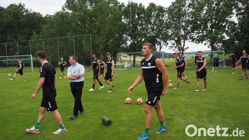 Mittendrin: Pfarrvikar Christian Preitschaft war ebenfalls beim Auftakttraining der DJK Gebenbach dabei, hielt eine kleine Ansprache - quasi der Segen für die neue Saison von höchster Stelle. Bild: ref