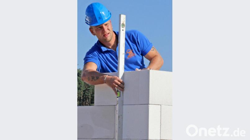 Maß nehmen für die Zukunft: Ein familienfreundliches Umfeld und eine solide Ausbildung sind auch im Handwerk wichtige Erfolgsfaktoren. Bild: Reger Bau