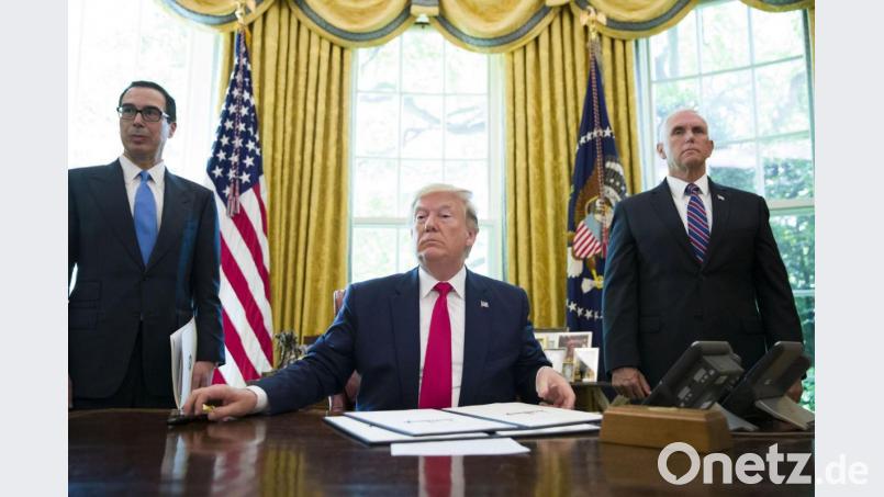 Der amerikanische Donald Trump (Mitte) unterzeichnete Ende Juni weiter Sanktionen gegen Iran. Neben ihm Finanzminister Steven Mnuchin (links) udn Vizepräsident Mike Pence. Bild: Alex Brandon/AP/dpa