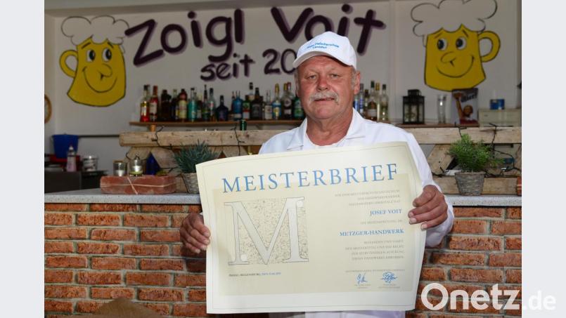 Stolz präsentiert Josef Voit seinen vierten Meisterbrief für das Metzgerhandwerk. Bild: bey