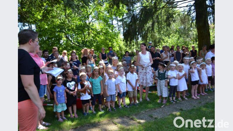 Sterntaler-Gruppe (links) beim Sommerfest auf der krabbelnden Wiese. Bild: gi