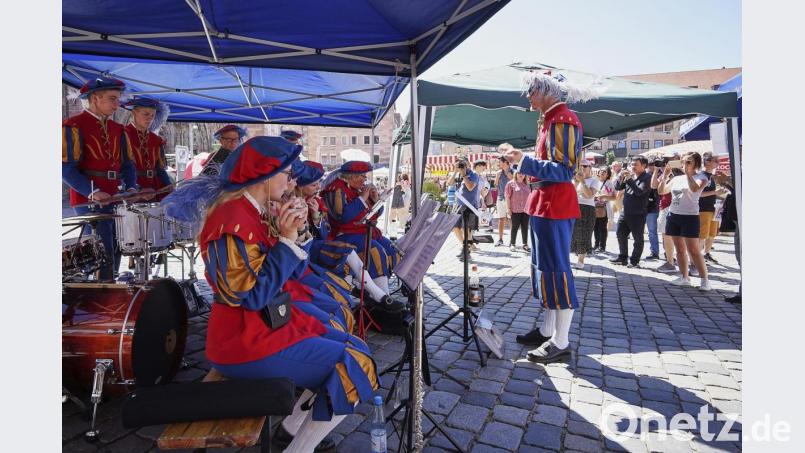 Besuch beim Nürnberger Hauptmarkt. Seit vielen Jahren Stammgäste auf dem Nürnberge Haiptmarkt und immer wieder ein beliebtes Fotomotiv – der Spielmannzug aus Erbendorf. Bild: exb