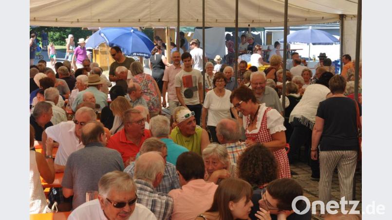 Viele Gäste nahmen unter dem geschützten Zeltdach einen Platz zum Mittagessen ein. Bild: dob