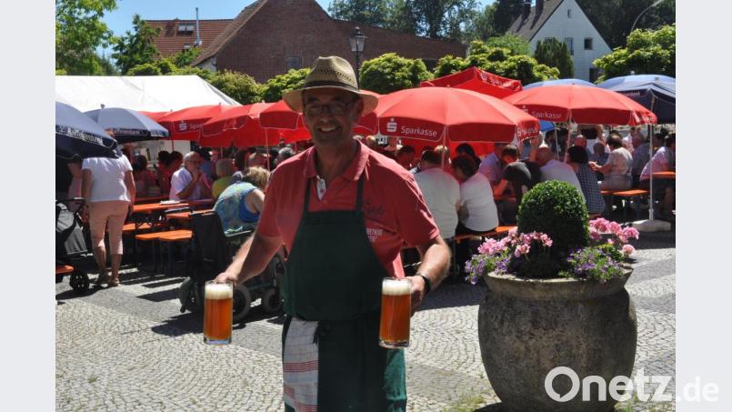 Kühle Getränke waren gefragt. Günther Nößner sorgt für Nachschub. Bild: dob