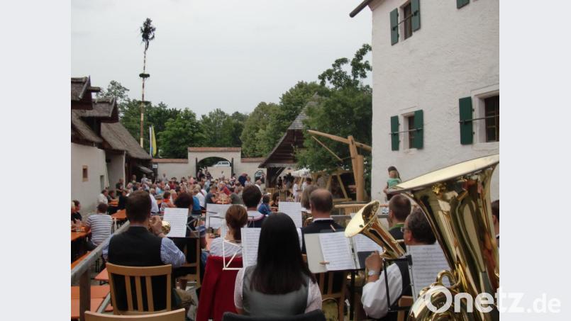 Mit Blasmusik ging es ins Kirwa-Finale, das nach dem heißen Kirwa-Sonntag bei angenehmen Temperaturen verbracht werden konnte. Bild: aub