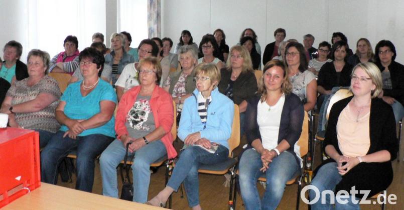 Der Vortrag „Gräber schön gestalten“ findet großen Anklang. Das Pfarrheim in Neuzirkendorf ist gut gefüllt. Bild: lep