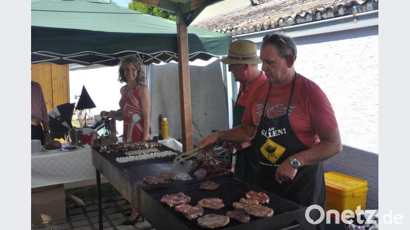 Günther Nößner und Robert Mittelmeier waren die Grillmeister. Bild: dob