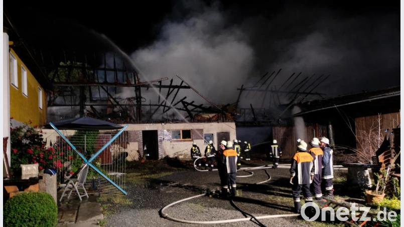 Die Einsatzkräfte verhindern ein Übergreifen der Flammen auf das Wohnhaus. Bild: le