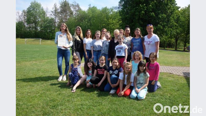 Mädchen mit viel Freude am Tanzen machen in der Garde der SpVgg Weigendorf mit. Ganz links im Bild Melanie Gentz, die als Akteurin der ersten Stunde eine Urkunde überreicht bekommt. Bild: exb